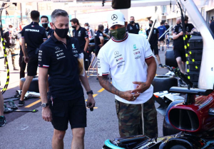 Hamilton sneert naar Mercedes-crew: 'Hebben duidelijk nog wat te leren'