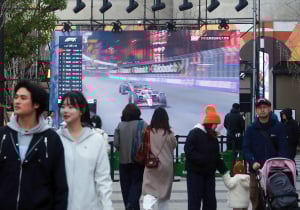 Hachelijke momenten voor Antonelli: Italiaan geduwd door horde Chinese fans