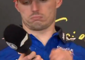 Grappige beelden: Verstappen kampt met kapotte microfoon tijdens persmoment