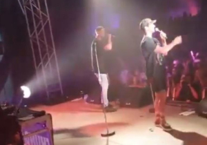 HAHA! Ricciardo klust bij als MC en showt rapkunsten op podium