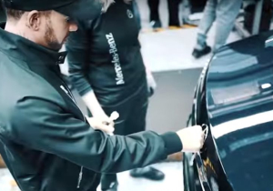 VIDEO: Lewis Hamilton bezoekt Mercedes-fabriek in Sindelfingen