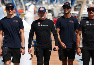 IN BEELD: Verstappen en Ricciardo nemen kijkje bij zeilteam van Red Bull