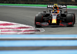 Verstappen pareert uitspraken Hamilton: "Duidelijk dat we minder downforce hebben"