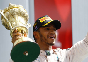 Hamilton stuurt kerstgroet naar team: "Hoop dat jullie nu kunnen genieten"