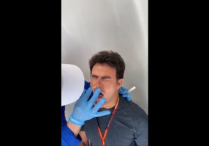 Sergio Pérez laat zien hoe test op coronavirus in zijn werk gaat