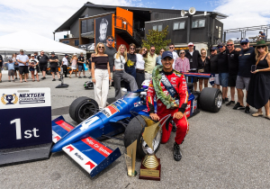 Emotionele zege in voormalige Jos Verstappen-auto als eerbetoon aan overleden Nieuw-Zeelander