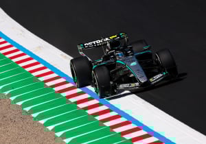 Verstappen anderhalve seconde achter Mercedes in VT3 Japan, wéér kapotte batterij bij Norris