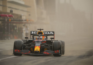 Mercedes struggle as Verstappen dominates first test day