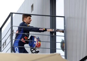 Opvallende beelden: Mekies na instructies Jos Verstappen achter boze Max aan