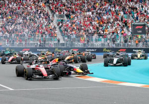 Verstappen lijkt leiding te pakken, maar spint en valt ver terug bij start GP Miami