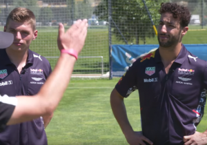 Throwback: Verstappen en Ricciardo trappen een balletje met professionals