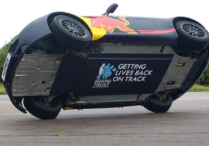 VIDEO: Christian Horner doet stunt met Aston Martin