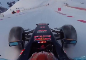 Verstappen scheurt in Red Bull F1-wagen over skipiste