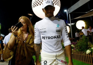 Hamilton over evenaren record Schumacher: "Dan moet ik nog wel even doorgaan"