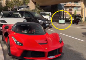 Verstappen rijdt in brommobiel tussen de peperdure Ferrari's door in Monaco