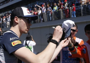 Kvyat over actie Pérez: "Inhaalactie was stom en wanhopig"