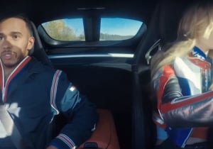 VIDEO: Topmodel jaagt Lewis Hamilton de stuipen op het lijf