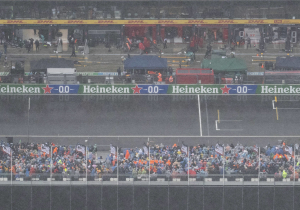 Schade bij Williams: deel van tent over dakterras hospitality loopt schade op door hevige wind