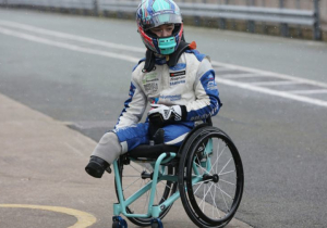 Billy Monger introduceert eigen variant op Ricciardo's 'shoey'