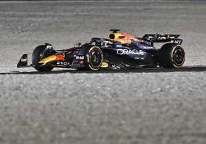 Start GP Qatar: Verstappen naar P1, Colapinto en Ocon crashen, straf Hamilton