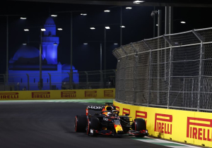 Zo reageerde de wereld op de fout van Verstappen: "Mag zichzelf schouderklopje geven"
