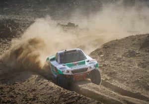 Tim en Tom Coronel verliezen acht uur in Dakar door betonblok: "Linksvoor lag er helemaal af"