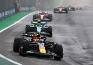 Verstappen ging bijna Piastri achterna de muur in: Nederlander hield RB21 nog net op de baan
