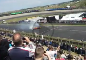 VIDEO: Verstappen draait donuts op circuit Zandvoort