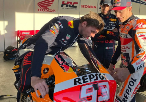 In beeld: Verstappen en Gasly klimmen op MotoGP-motor tijdens Honda-evenement