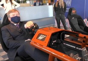 VIDEO: Koning Willem-Alexander neemt het in simulator op tegen Doornbos