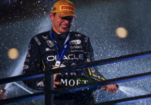 Vettel noemt 'steeds beter wordende' Verstappen eng: "Hij weet die manier wél te vinden"