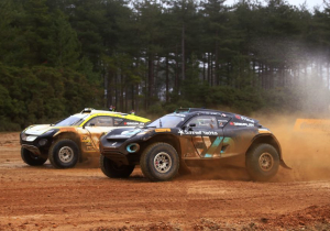 Carlos Sainz Sr., a nada de la victoria en el Desert XPrix