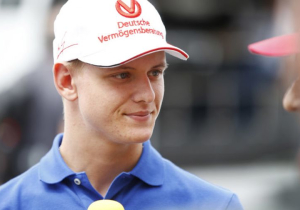Mick Schumacher praat over vader: 'Het heeft twee kanten'