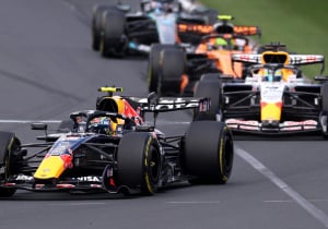 Alpine bevestigt onderhandelingen met Mercedes, 'Red Bull-Racing Bulls-structuur mogelijk'