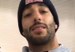 VIDEO: HAHA! Daniel Ricciardo toont zijn zangkunsten!