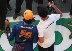 VIDEO: Norris verwondt zichzelf bij vieren tweede plek Sainz