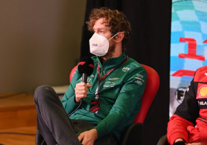 Vettel rijdt in Bahrein met speciale Oekraïne-helm: "No War"