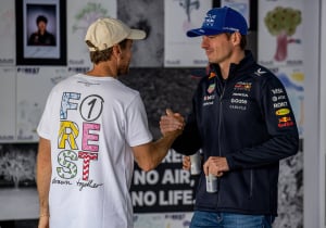 Vettel bezoekt Red Bull Racing en laat verrassing achter voor Verstappen