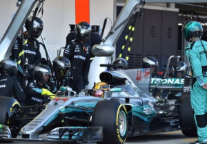 1e vrije training VS: Hamilton de snelste, Verstappen buiten top drie