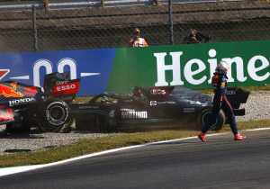Verstappen gestraft door wedstrijdleiding na 'veroorzaken crash met Hamilton'