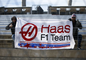 VIDEO: Haas-monteurs juichen en applaudisseren voor Verstappen