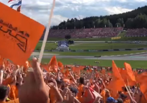 VIDEO: Max Verstappen-tribune juicht Max naar de finish