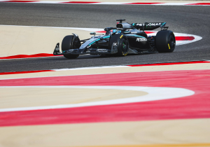 Russell sluit laatste testdag in Bahrein als snelste af, Verstappen wordt tweede ondanks spin