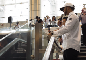 VIDEO: Zo vierde Hamilton en Bottas het 2017-seizoen met Petronas
