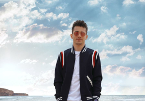 IN BEELD: Coureurs arriveren in Melbourne voor opening van het seizoen