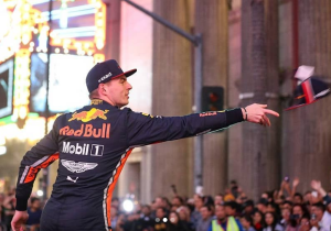IN BEELD: Verstappen en collega's vermaken publiek tijdens F1 Festival