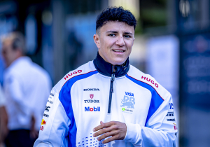 Hadjar vol ongeloof na eerste podiumplek in F1 achter Piastri en Verstappen: 'Een droom'