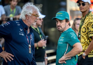'Alonso deelt waarschuwing uit aan Aston Martin door met Briatore gespot te worden'