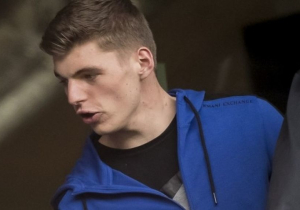 VIDEO: Straatmuzikant speelt hilarisch nummer over Verstappen