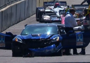 VIDEO: Pacecar volledig in de puin gereden bij IndyCar!
